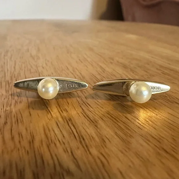 DIOR TRIBALES Star Gold Plated and White Resin Pearl Earrings - Picture 5 of 9